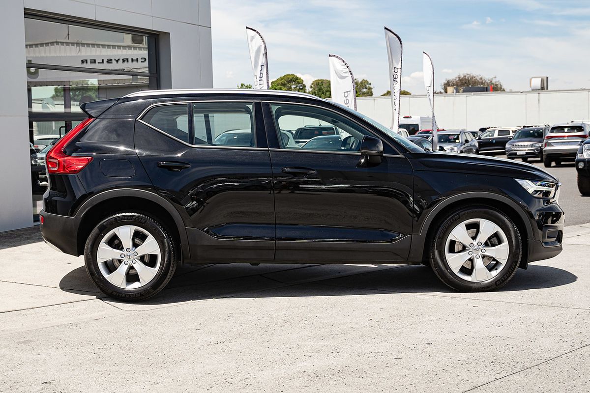 2022 Volvo XC40 T4 Momentum