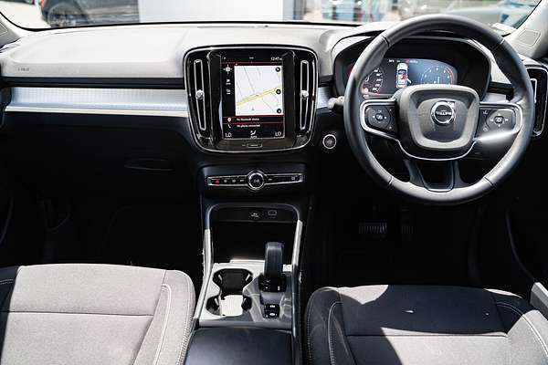 2022 Volvo XC40 T4 Momentum