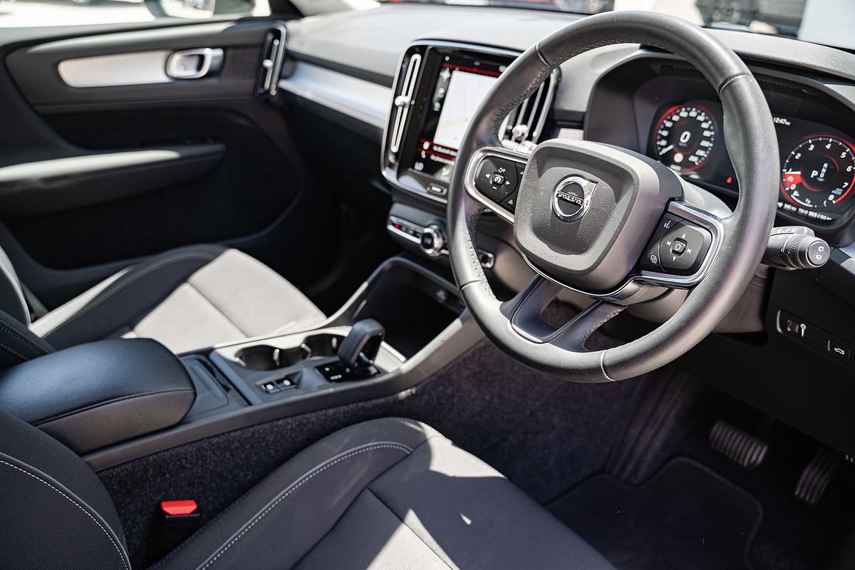 2022 Volvo XC40 T4 Momentum