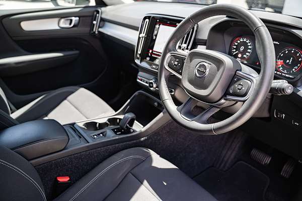 2022 Volvo XC40 T4 Momentum