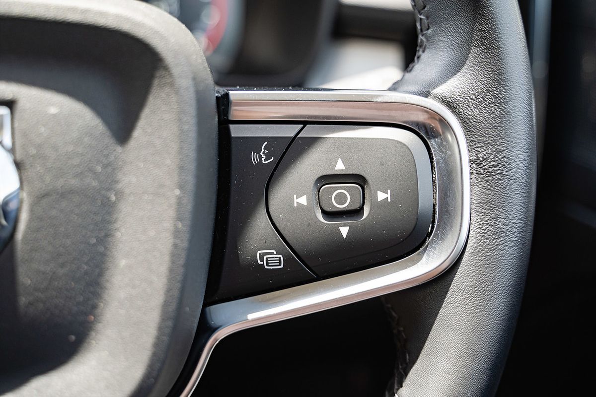 2022 Volvo XC40 T4 Momentum