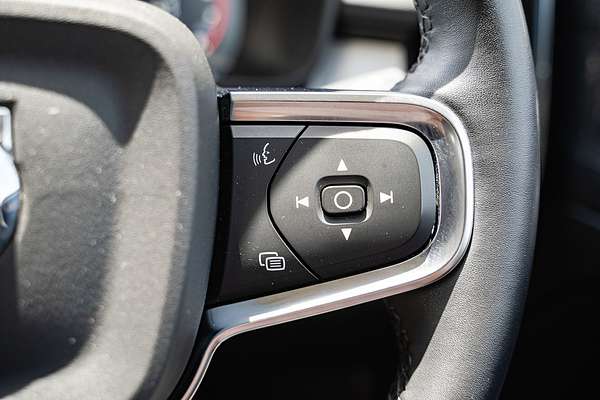 2022 Volvo XC40 T4 Momentum