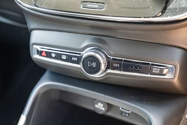 2022 Volvo XC40 T4 Momentum