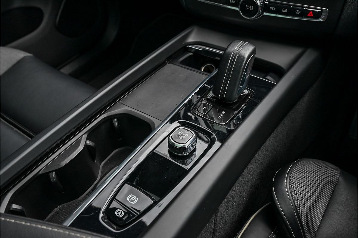 2021 Volvo XC60 B6 R-Design