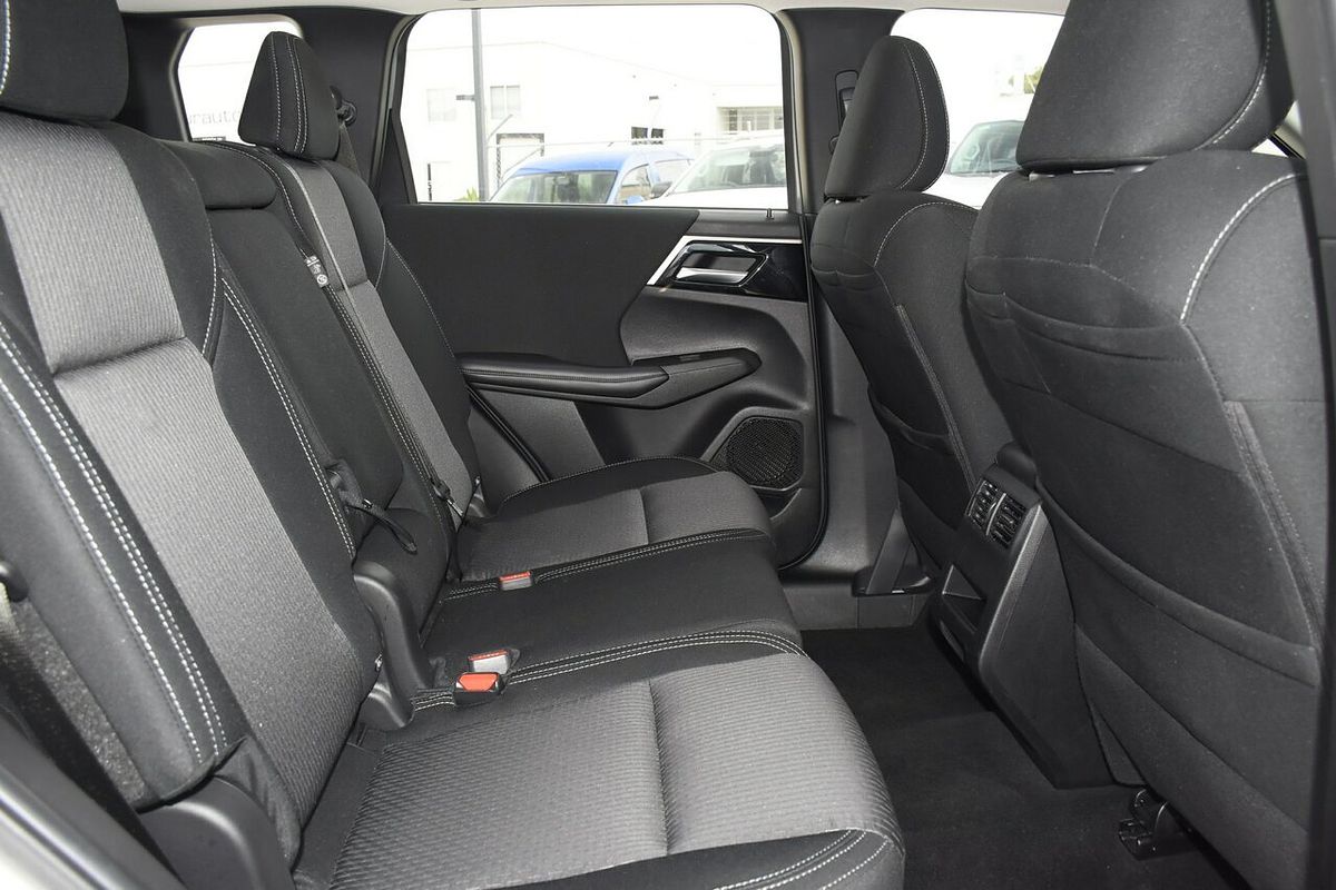 2023 Mitsubishi Outlander ES ZM