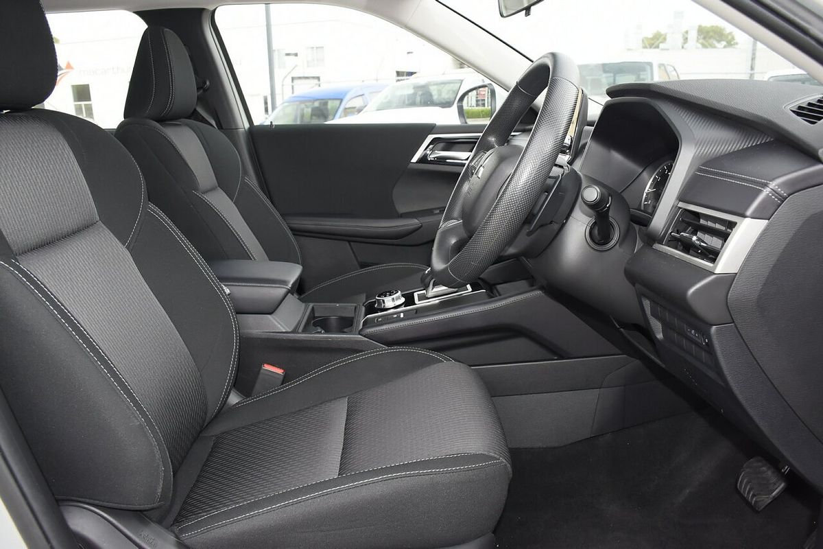 2023 Mitsubishi Outlander ES ZM