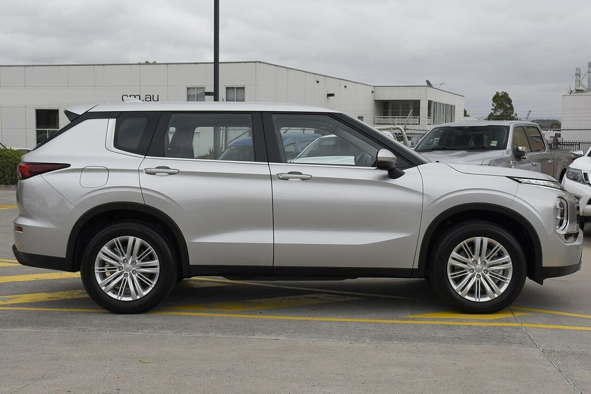 2023 Mitsubishi Outlander ES ZM