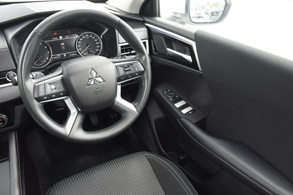 2023 Mitsubishi Outlander ES ZM