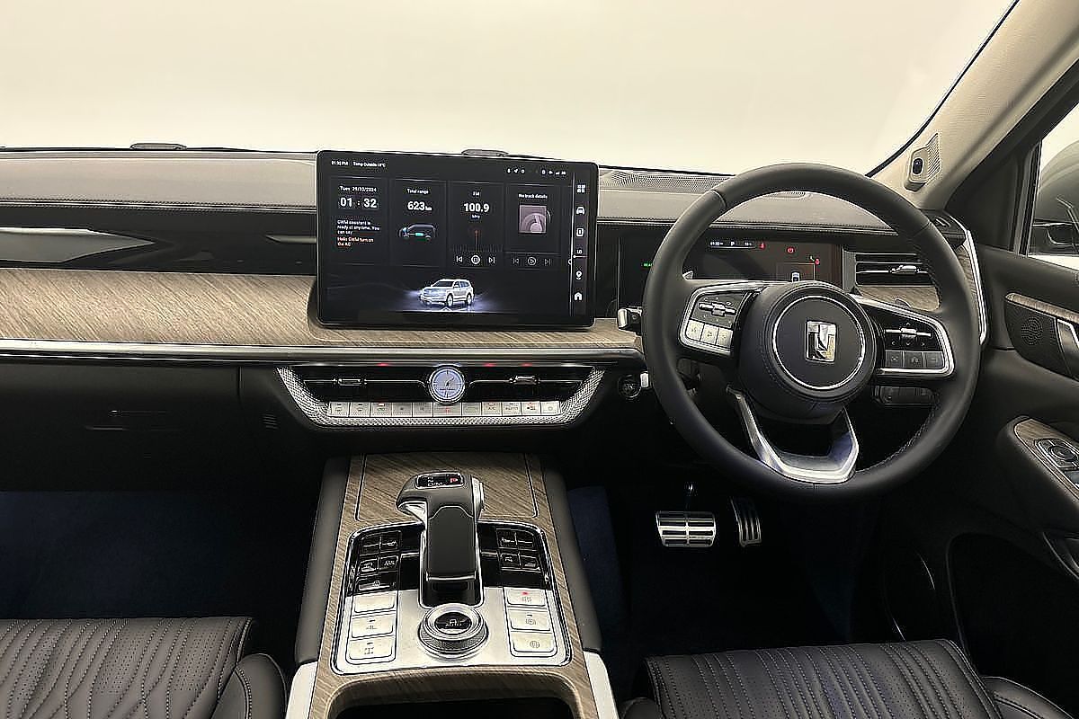 2024 GWM Tank 300 Lux Hybrid P01