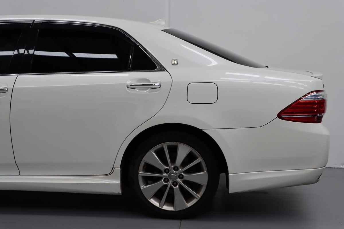 2010 Toyota Crown Hybrid