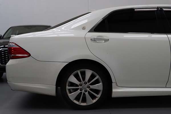 2010 Toyota Crown Hybrid