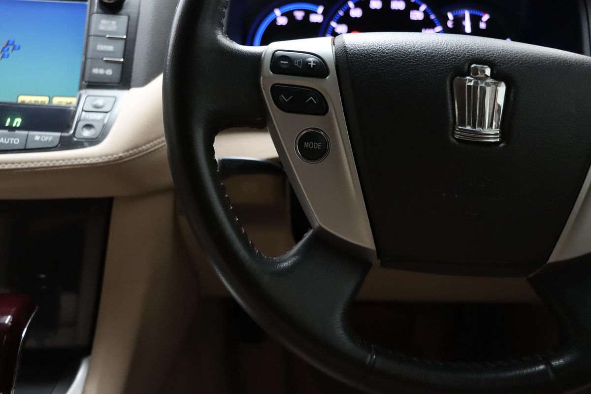 2010 Toyota Crown Hybrid