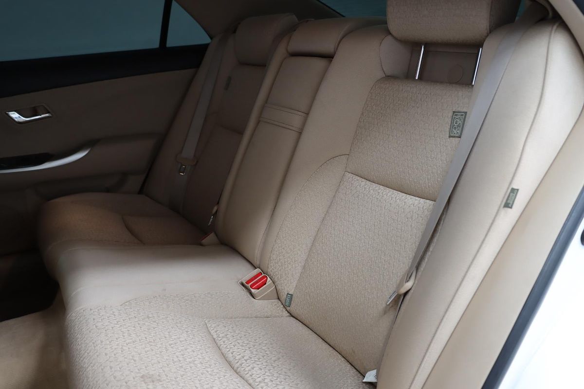 2010 Toyota Crown Hybrid