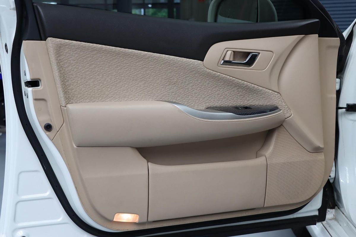 2010 Toyota Crown Hybrid