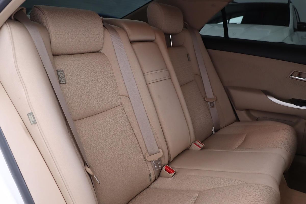2010 Toyota Crown Hybrid
