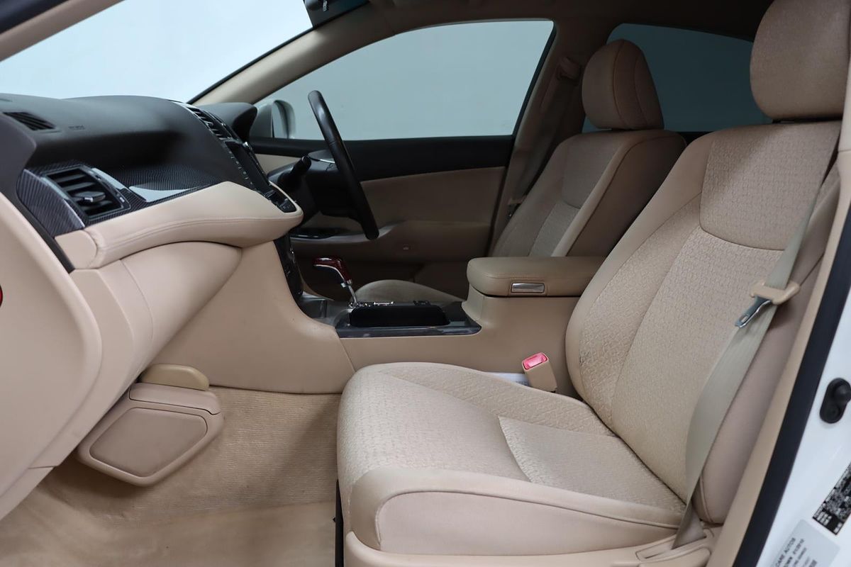 2010 Toyota Crown Hybrid