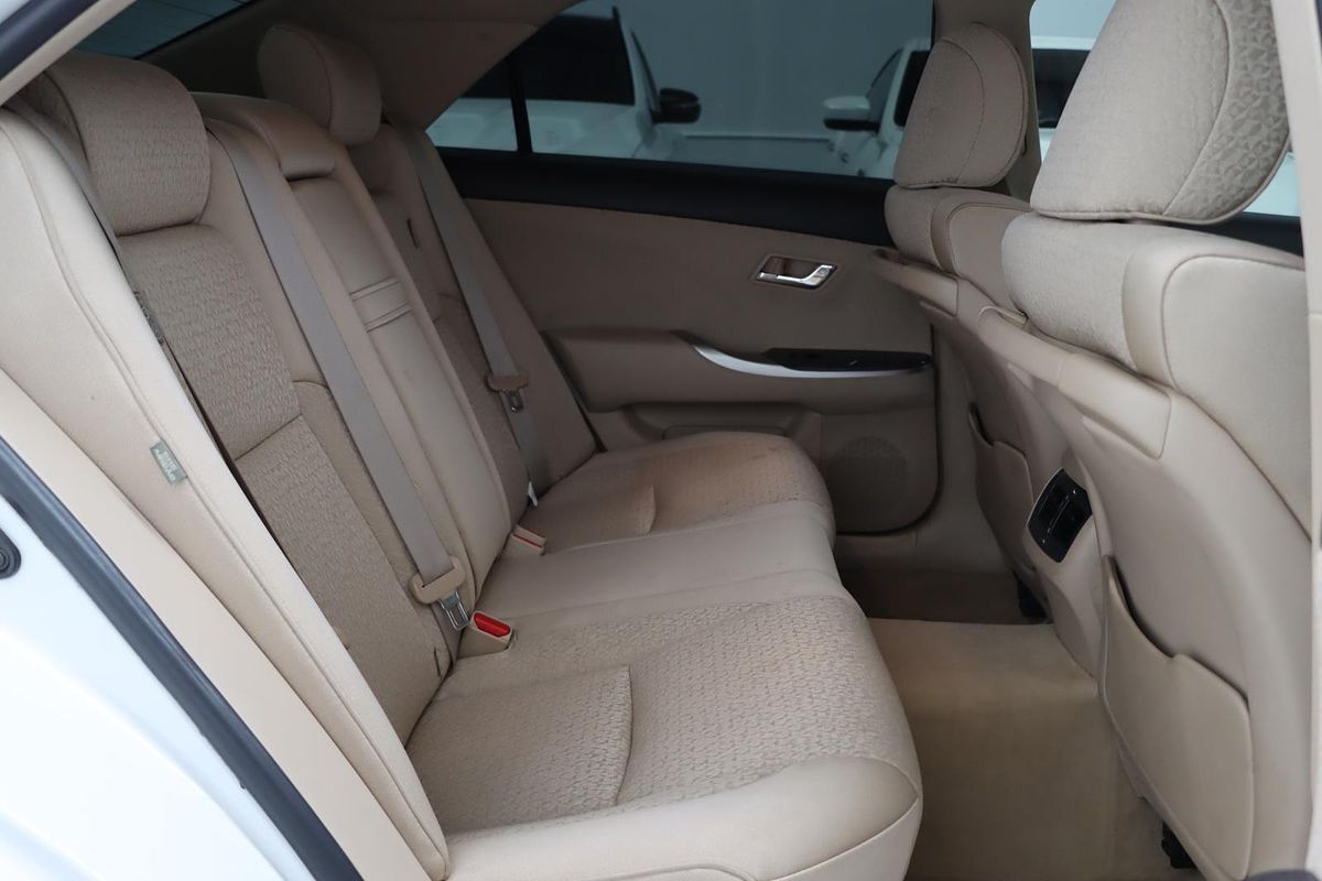 2010 Toyota Crown Hybrid