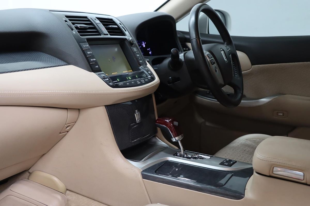 2010 Toyota Crown Hybrid