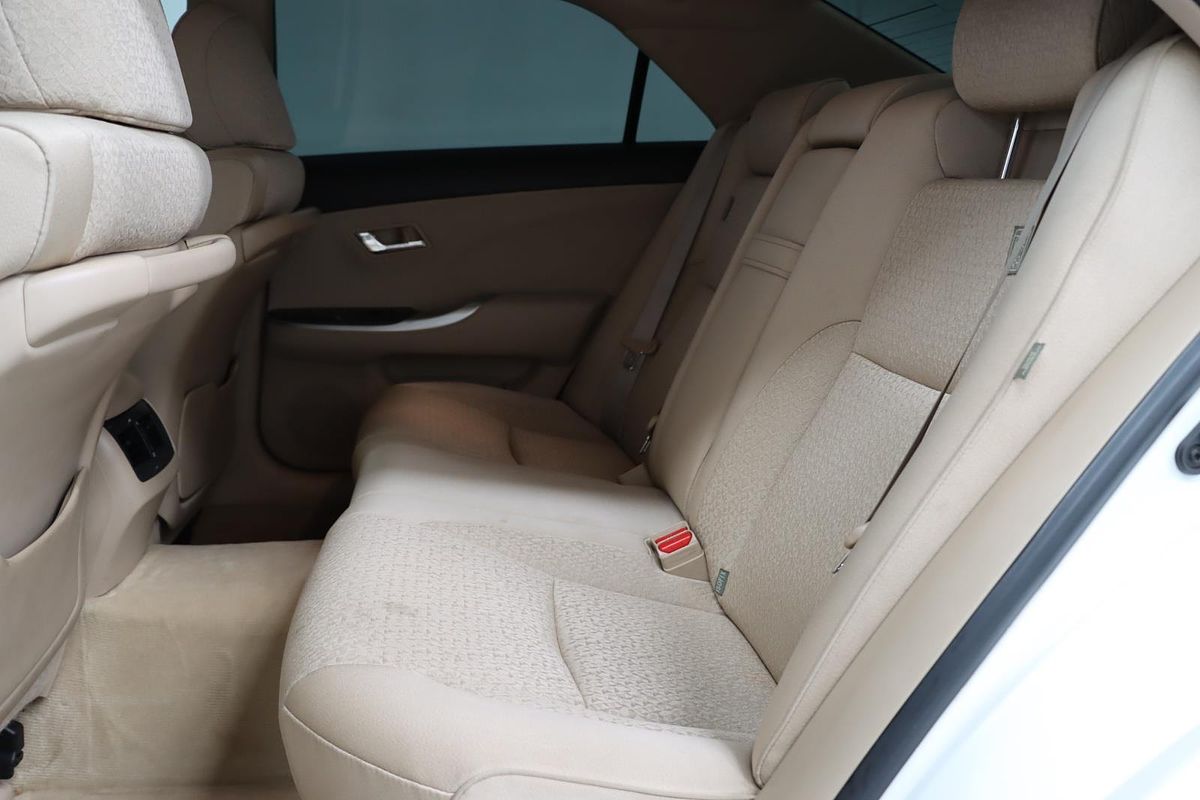 2010 Toyota Crown Hybrid