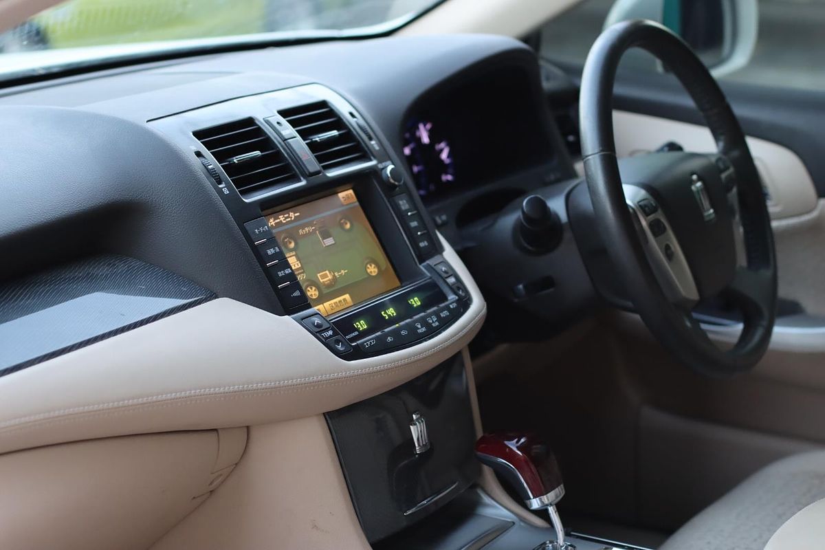 2010 Toyota Crown Hybrid