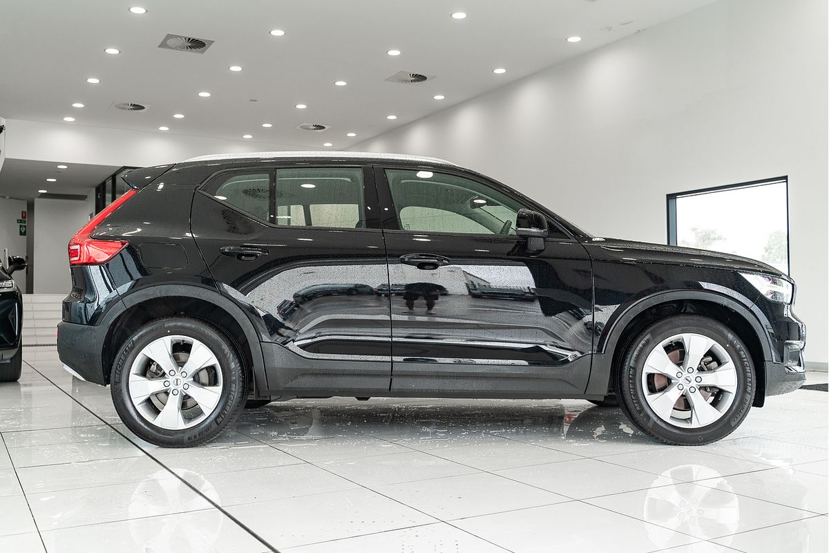 2022 Volvo XC40 T4 Momentum