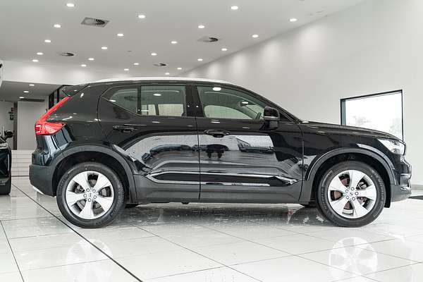 2022 Volvo XC40 T4 Momentum
