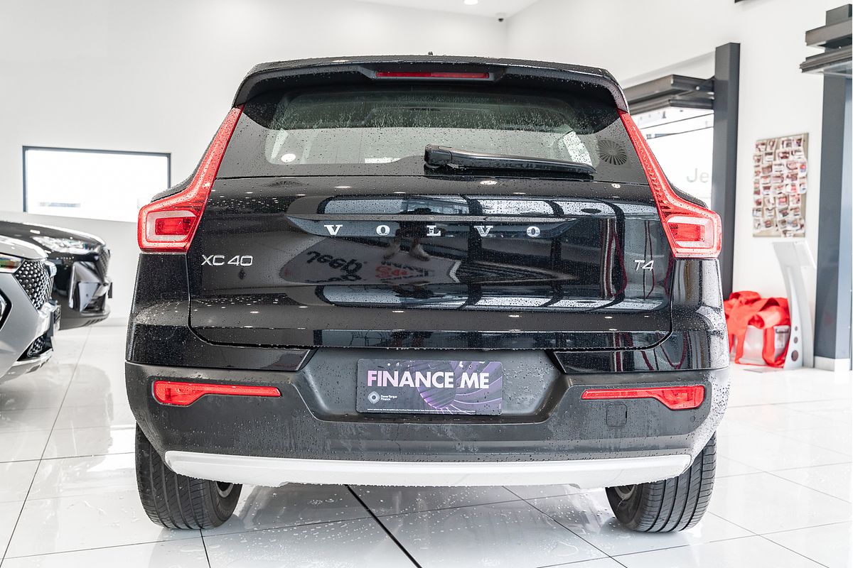 2022 Volvo XC40 T4 Momentum