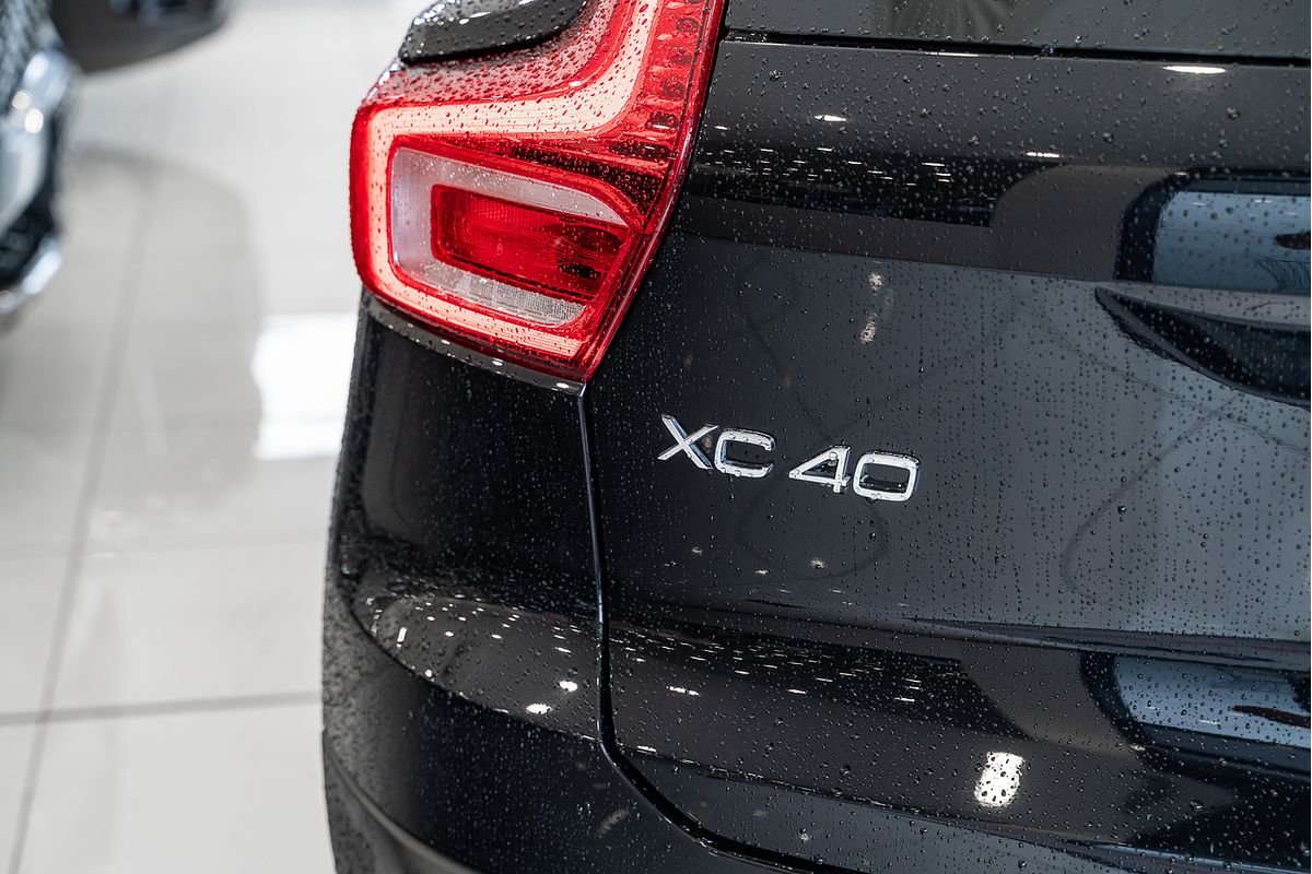 2022 Volvo XC40 T4 Momentum