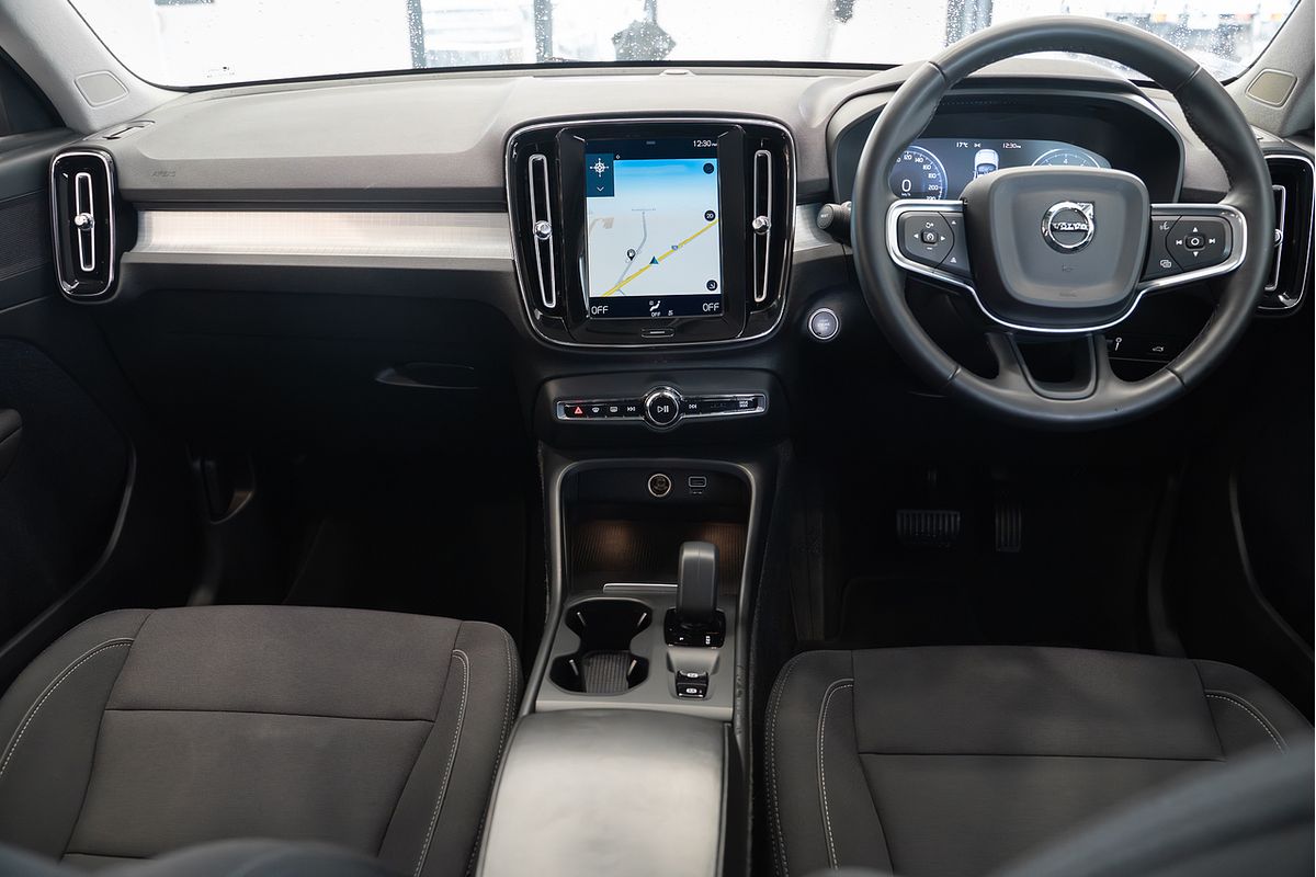 2022 Volvo XC40 T4 Momentum