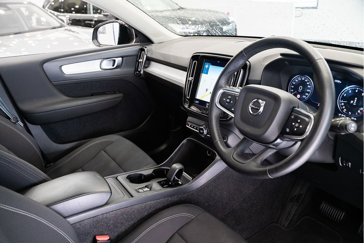 2022 Volvo XC40 T4 Momentum