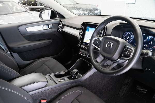 2022 Volvo XC40 T4 Momentum