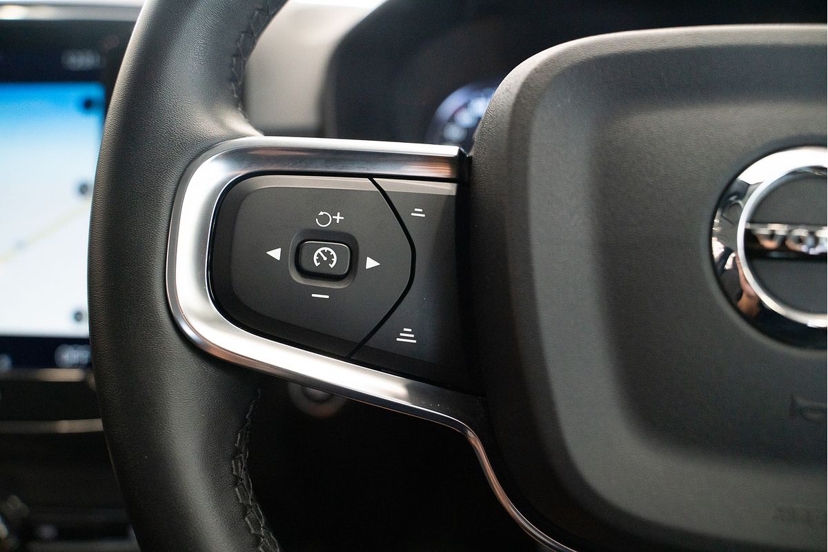 2022 Volvo XC40 T4 Momentum