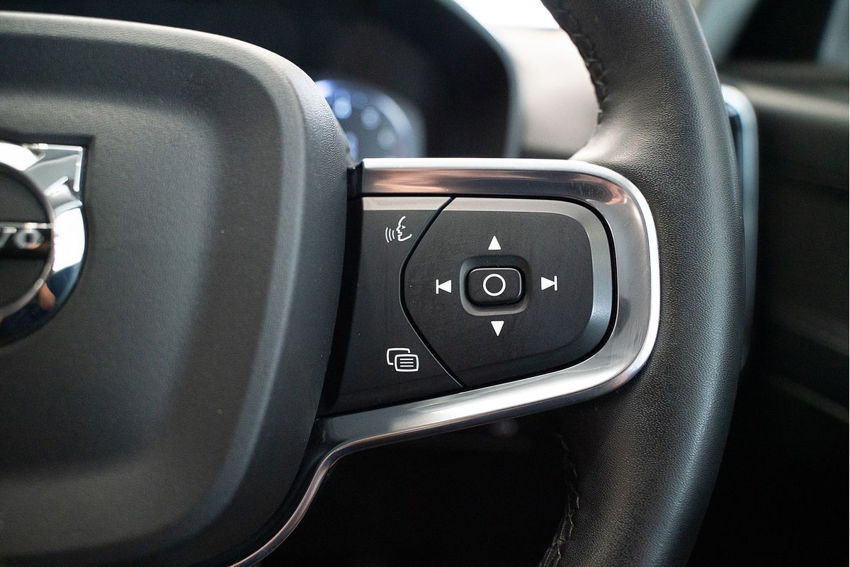 2022 Volvo XC40 T4 Momentum