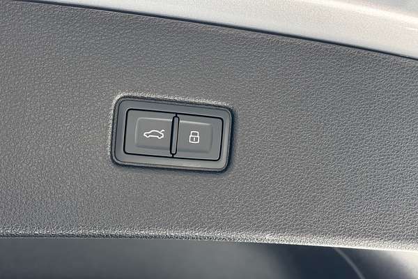 2023 Audi Q5 55 TFSI e S Line FY