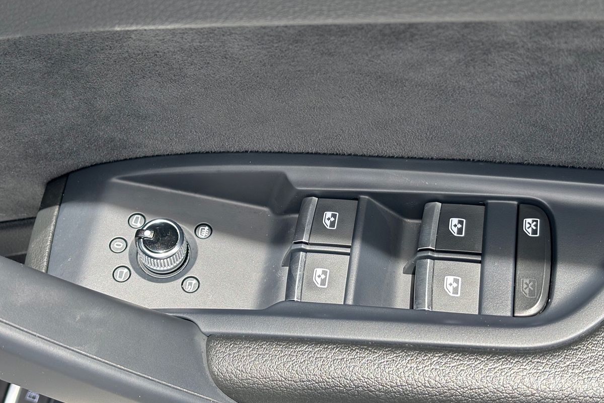 2023 Audi Q5 55 TFSI e S Line FY