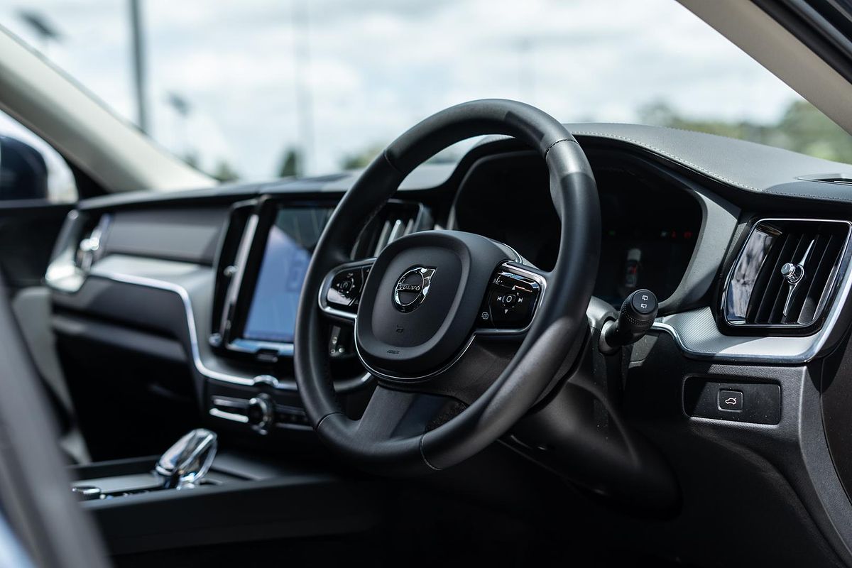 2023 Volvo XC60 Ultimate B5 Bright