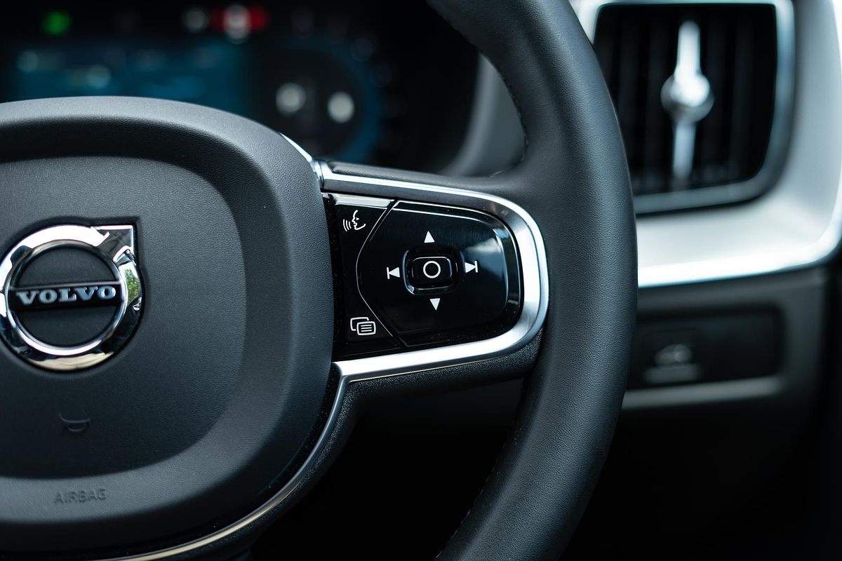 2023 Volvo XC60 Ultimate B5 Bright