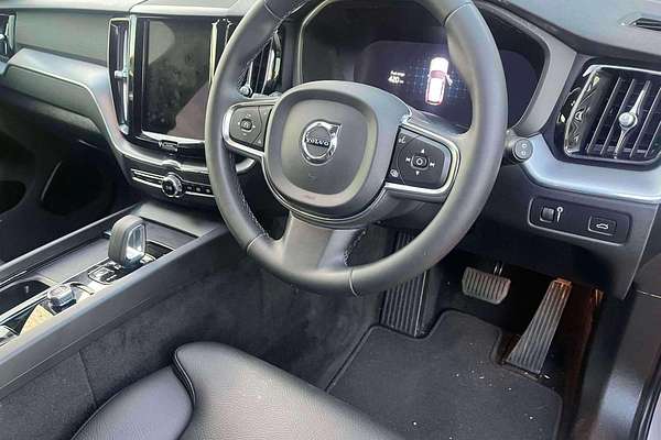 2022 Volvo XC60 B5 Momentum