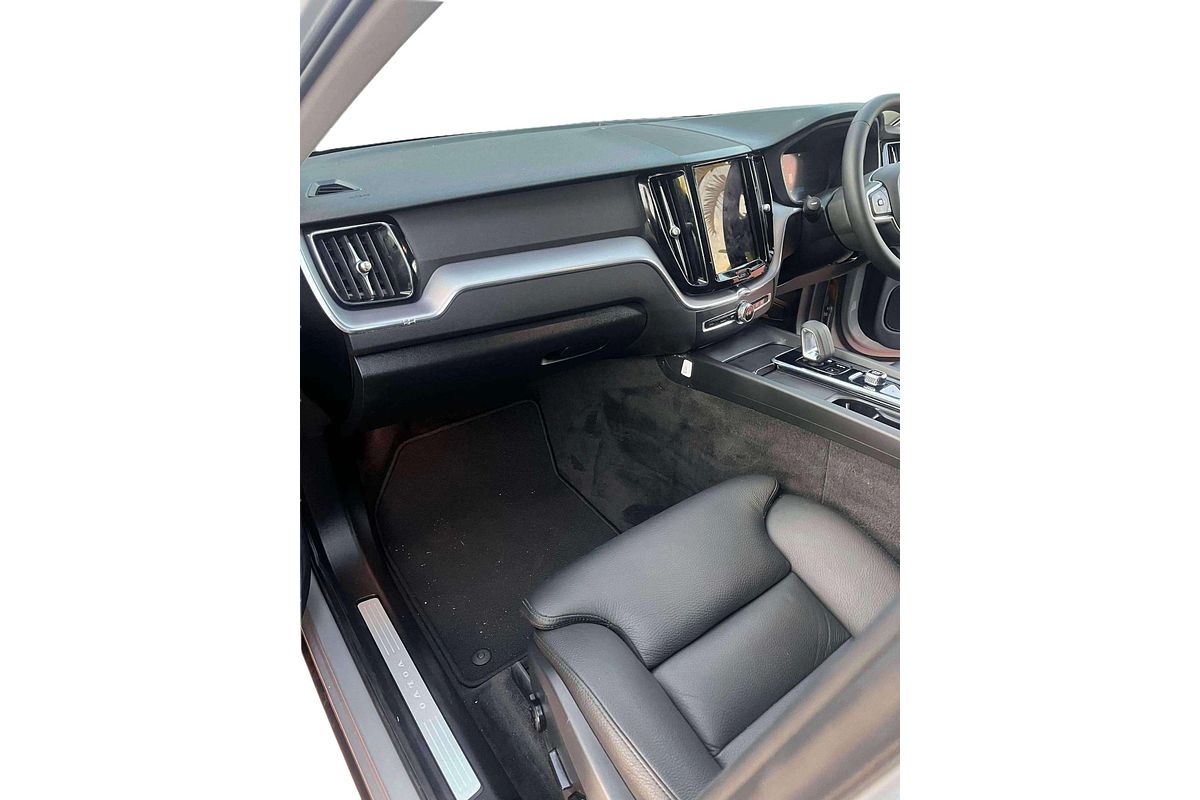 2022 Volvo XC60 B5 Momentum