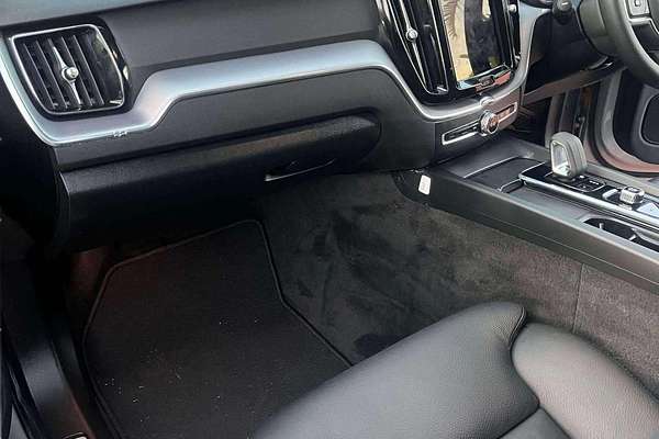 2022 Volvo XC60 B5 Momentum