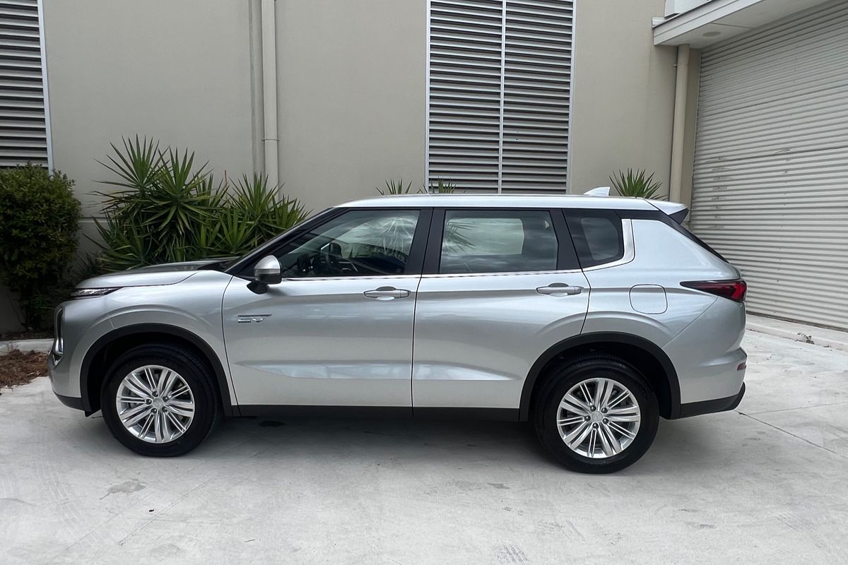 2024 Mitsubishi Outlander PHEV ES ZM