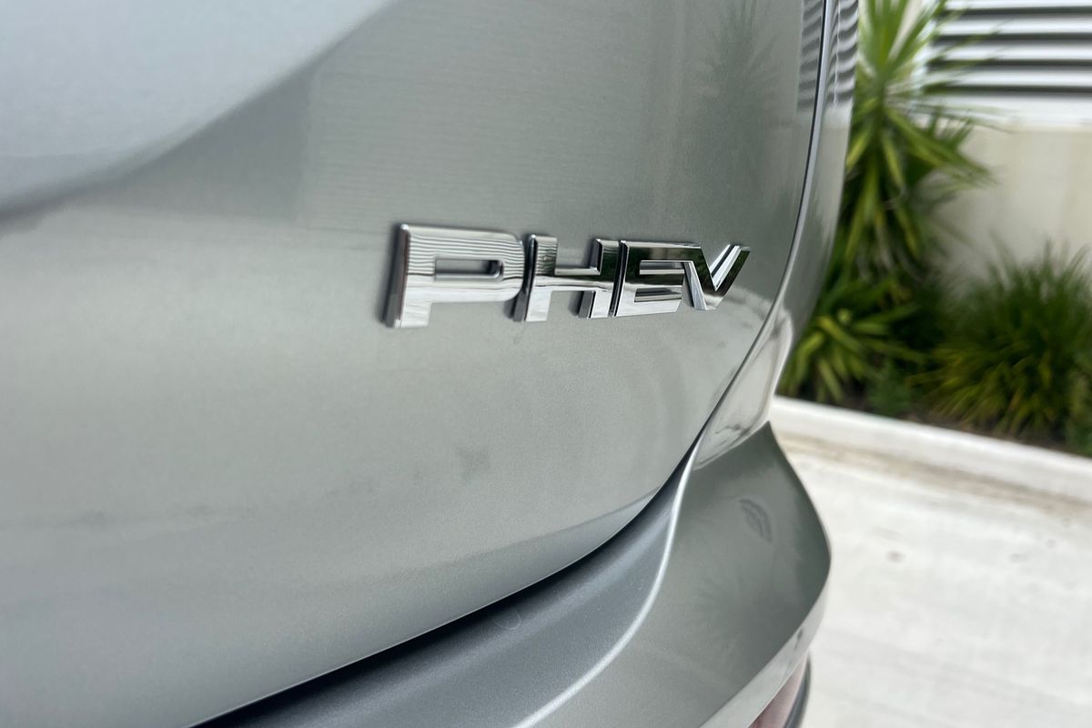 2024 Mitsubishi Outlander PHEV ES ZM