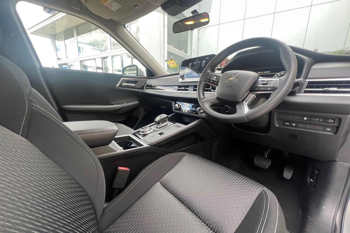 2024 Mitsubishi Outlander PHEV ES ZM