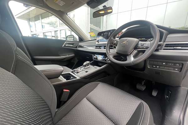 2024 Mitsubishi Outlander PHEV ES ZM