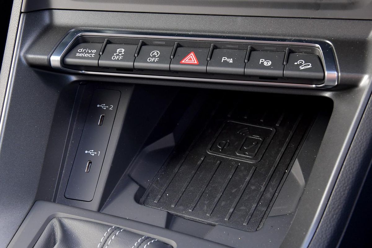 2024 Audi Q3 40 TFSI S line F3