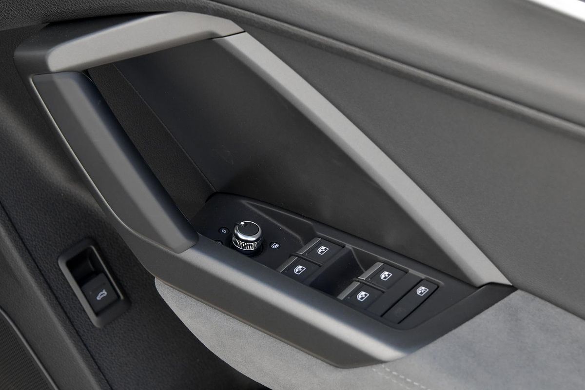 2024 Audi Q3 40 TFSI S line F3