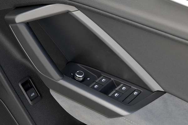 2024 Audi Q3 40 TFSI S line F3