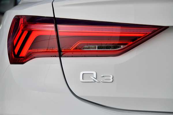 2024 Audi Q3 40 TFSI S line F3