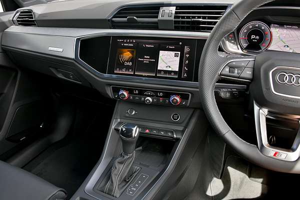2024 Audi Q3 40 TFSI S line F3