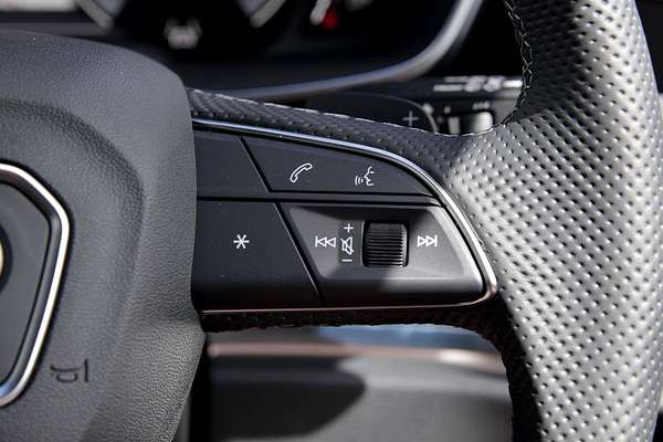 2024 Audi Q3 40 TFSI S line F3